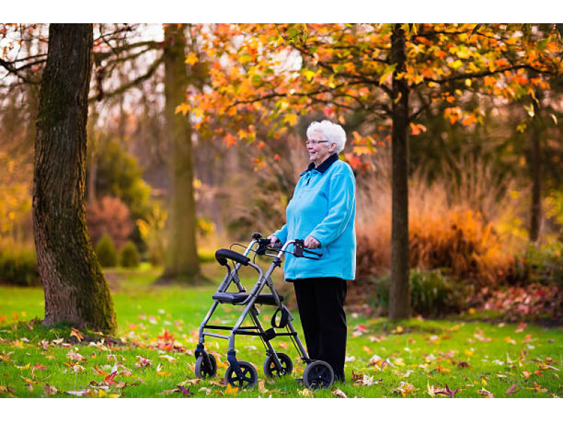 Як правильно обрати ходунки для людей похилого віку: поради для комфортного та безпечного пересування