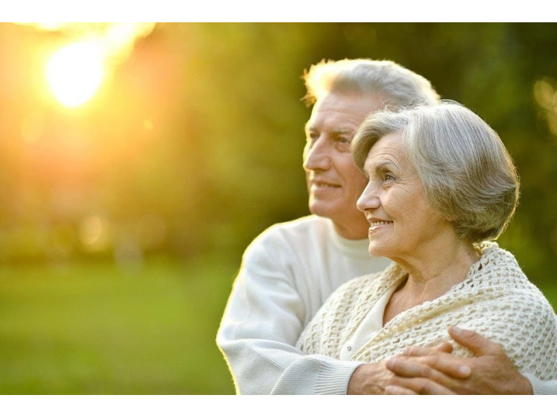 Що подарувати бабусі або дідусю: корисні ідеї з медтехніки